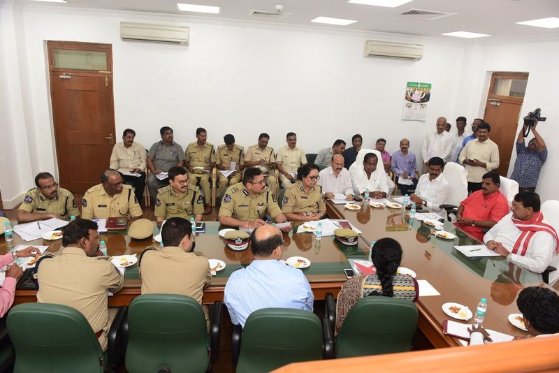 తెలంగా అసెంబ్లీ సమావేశాల ఏర్పాట్లపై స్పీకర్ సమీక్ష(ఫోటోలు)