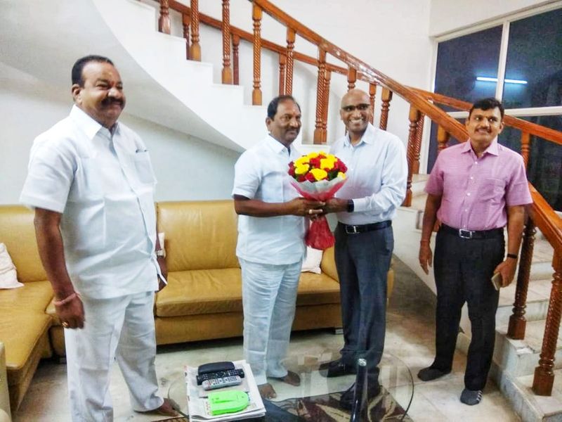 ఇవాళ హైదరాబాద్లోని మినిస్టర్ క్యాంపు ఆఫీసులో సాంఘిక సంక్షేమ శాఖ మంత్రి కొప్పుల ఈశ్వర్ ను పలువురు ప్రభుత్వ అధికారులు కలిశారు. తెలంగాణ సాంఘిక సంక్షేమ శాఖ సెక్రటరీ ప్రవీణ్ కుమార్ మర్యాద పూర్వకంగా మంత్రిని కలిసి శుభాకాంక్షలు తెలపారు.