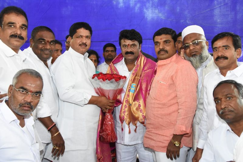 నూతనంగా రాష్ట్ర పశు సంవర్ధక, మత్స్య, పాడి పరిశ్రమ శాఖ మంత్రిగా నియమితులైన తలసాని శ్రీనివాస్ యాదవ్ ను పలువురు అభినందనలు తెలియజేశారు. తెలంగాణ రాష్ట్రం ఏర్పడిన తరువాత రెండో సారి మంత్రిగా ప్రమాణ స్వీకారం చేయడంతో వెస్ట్ మారేడ్ పల్లిలోని ఆయన నివాసం వద్ద నాయకులు,కార్యయకర్తల తాకిడి పెరిగింది. కూకట్ పల్లి ఎమ్మెల్యే మాధవరం కృష్ణారావు, పరకాల ఎమ్మల్యే చల్లా ధర్మారెడ్డి, మత్స్య శాఖ కమిషనర్ సువర్ణ, నార్త్ జోన్ ట్రాఫిక్ డిసిపి రాధాకిషన్ తో పాటు అధికారులు, ప్రజాప్రతినిధులు,పార్టీ నాయకులు, అభిమానులు మంత్రిని మర్యాదపూర్వకంగా కలిశారు. శాలువాలు, పూలమాలలతో తలసానిని సన్మానించారు.