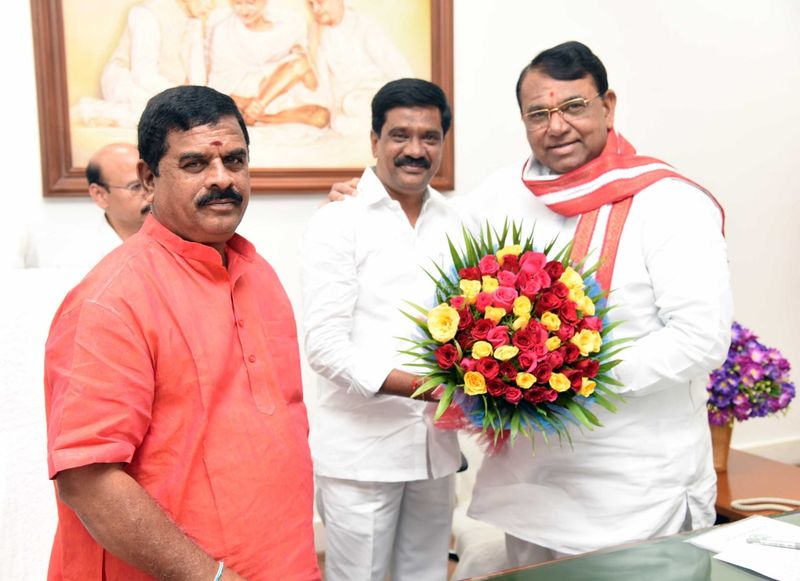 శాసనసభ వ్యవహారాల శాఖ మంత్రి వేముల ప్రశాంత్ రెడ్డి ఇవాళ అసెంబ్లీ సమావేశాల భద్రతా ఏర్పాట్లపై స్పీకర్ పోచారం శ్రీనివాస్ రెడ్డి, శాసనమండలి ఛైర్మన్ స్వామిగౌడ్ తో సమావేశయయ్యారు. ఈ సవదర్భంగా వీరిద్దరు మొదటిసారి మంత్రిగా నియమితులైన ప్రశాంత్ రెడ్డి కి అభినందనలు తెలిపారు.