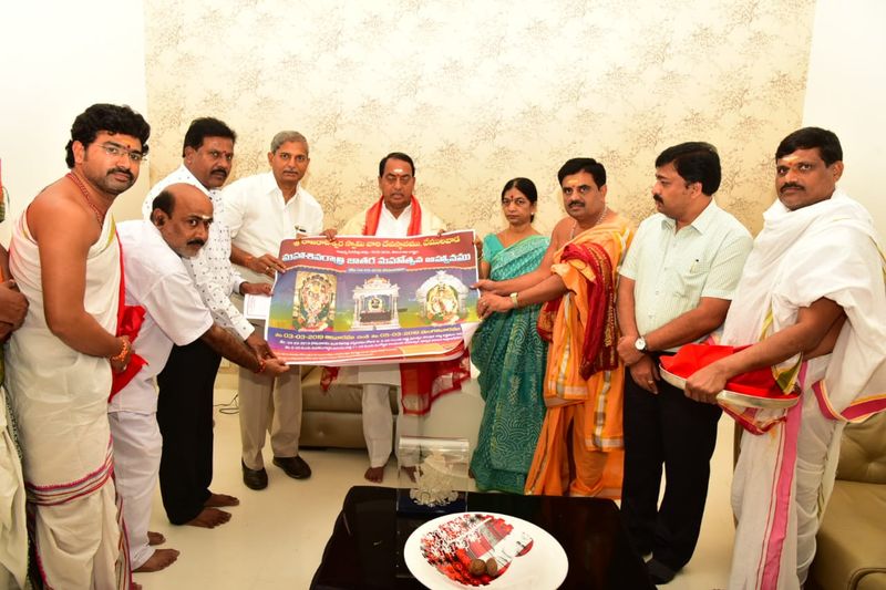 రెండవసారి మంత్రిగా ప్రమాణ స్వీకారం చేసిన అటవీ, పర్యావరణ, దేవాదాయ, న్యాయ శాఖ మంత్రి అల్లోల ఇంద్రకరణ్ రెడ్డికి పలువురు ఉన్నతాధికారులు, నాయకులు శుభాకాంక్షలు తెలియజేశారు. గచ్చిబౌలిలోని ఆయన నివాసంలో కలిసి అభినందనలు తెలిపారు. మంత్రి ఇంద్రకరణ్ రెడ్డిని కలసిన వారిలో వేములవాడ ఎమ్మెల్యే చెన్నమనేని రమేష్, పీసీసీఎఫ్ ప్రశాంత్ కుమార్ జా, ఇతర సీనియర్ అధికారులు, దేవాదాయ శాఖ కమిషనర్ అనిల్ కుమార్,మహబూబాబాద్ కలెక్టర్ శివలింగయ్య, వైటీడీఏ వైస్ చైర్మన్ కిషన్ రావు, యాదగిరిగుట్ట ఈఓ గీత,ధర్మపురి ఆలయ చైర్మన్ శ్రీకాంత్ రెడ్డి, వేములవాడ ఈఓ రాజేశ్వర్ తదితరులు ఉన్నారు.