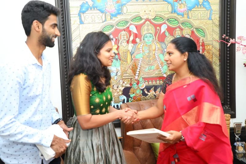 అర్జున అవార్డు గ్రహీత, హైదరాబాద్ కు చెందిన ప్రముఖ్య క్రీడాకారిణి సిక్కిరెడ్డి-సుమిత్ రెడ్డిలకు ఇటీవలే పెళ్లి నిశ్చయమయ్యింది. ఈ నెల 23న మూడు ముళ్ల బంధంతో వీరిద్దరు భార్యాభర్తలుగా మారనున్నారు. తమ పెళ్లి సందర్భంగా ఈ జంట స్వయంగా పలువురు ప్రముఖులకు వివాహ కార్యక్రమానికి ఆహ్వానిస్తున్నారు.