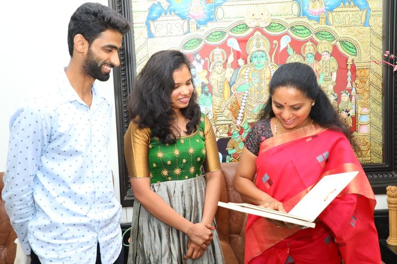 ఇవాళ టీఆర్ఎస్ ఎంపీని ఆమె నివాసంలో కలిసిన సిక్కిరెడ్డి-సుమిత్ రెడ్డి తమ పెళ్లి కార్డును అందించారు. శంషాబాద్లోని మల్లిక కన్వెన్షన్ లో ఈ నెల 23న జరిగే వివాహానికి హాజరవ్వాల్సిందిగా కవితను కోరారు. ఈ సందర్భంగా కాబోయే దంపతులకు కవిత శుభాకాంక్షలు తెలిపి ఆశీర్వదించారు.