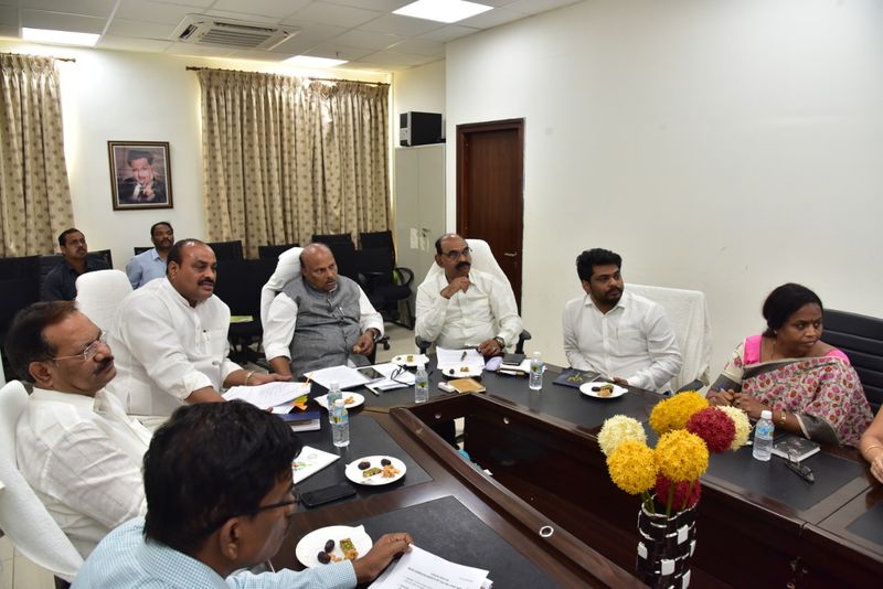 ఎన్నికల ఫీవర్: టీడీపీ మేనిఫెస్టో కమిటీ భేటీ (పోటోలు)