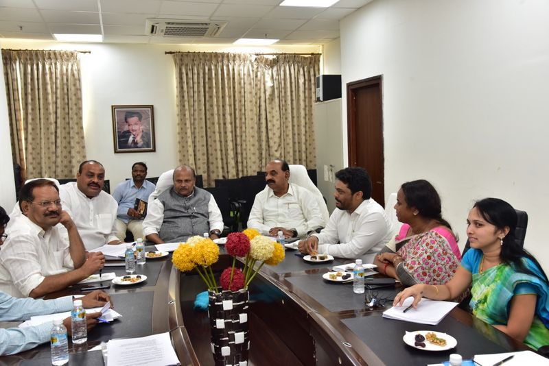 ఎన్నికల ఫీవర్: టీడీపీ మేనిఫెస్టో కమిటీ భేటీ (పోటోలు)