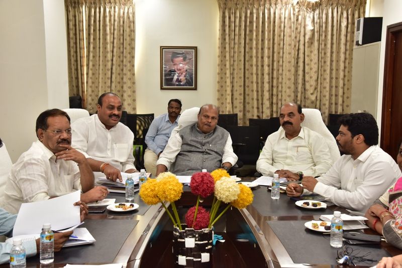 ఎన్నికల ఫీవర్: టీడీపీ మేనిఫెస్టో కమిటీ భేటీ (పోటోలు)