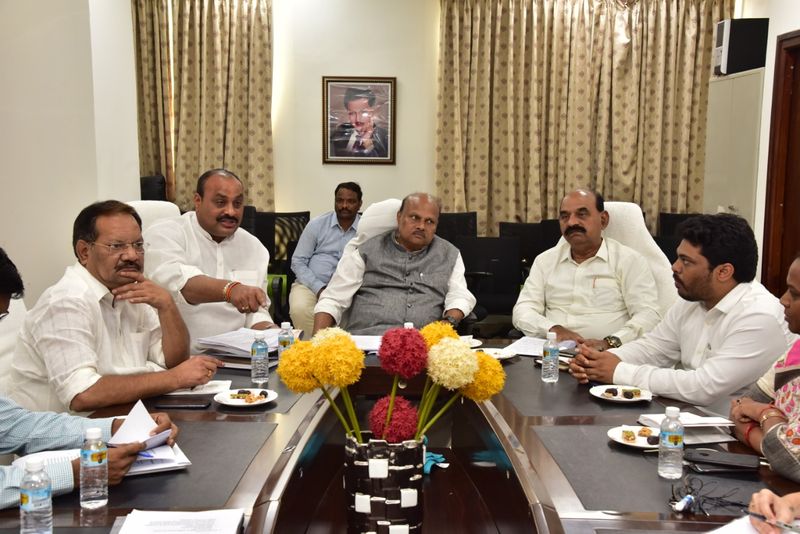 ఎన్నికల ఫీవర్: టీడీపీ మేనిఫెస్టో కమిటీ భేటీ (పోటోలు)