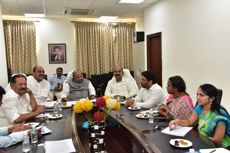 ఎన్నికల ఫీవర్: టీడీపీ మేనిఫెస్టో కమిటీ భేటీ (పోటోలు)