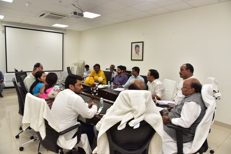 ఎన్నికల ఫీవర్: టీడీపీ మేనిఫెస్టో కమిటీ భేటీ (పోటోలు)