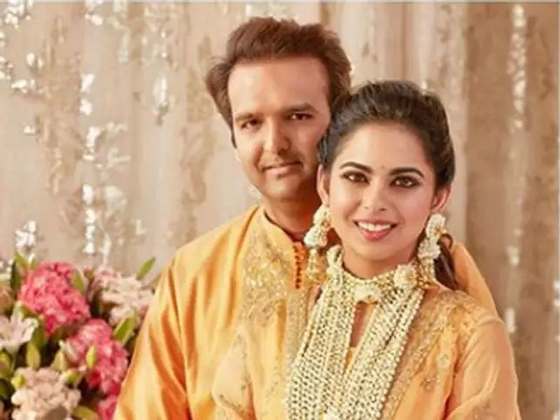 కానీ రెండునెలల క్రితం పిరమాల్ వారసుడు ఆనంద్ పిరమాల్ను వివాహం చేసుకున్న ఈశా.. ఓ ప్రముఖ ఫ్యాషన్ మ్యాగజైన్కు ఇచ్చిన ఇంటర్వ్యూలో ఆసక్తికర అంశాలను పంచుకున్నారు. ఇంట్లో అందరూ వ్యాపారంలో కొనసాగుతున్నారు కదా! ఎవరి మధ్యైనా విభేదాలు తలెత్తిన సందర్భాలు ఉన్నాయా? అన్న ప్రశ్నకు ఈశా అటువంటిదేమీ ఉండదని సమాధానం ఇచ్చారు.