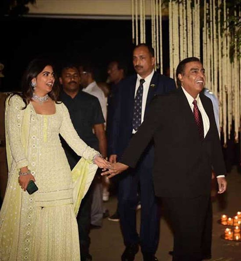 ‘అంబానీ కుటుంబ వ్యాపారం కదా అని అన్నీ మా చేతుల మీదుగానే జరగవు. ఎవరి ప్రాధాన్యం వారికి ఇస్తున్నాం. వ్యాపార భాగస్వాములను సంతృప్తి పరిస్తే మరిన్ని అద్భుతాలు సాధించవచ్చని నాన్న నమ్మకం. నేను కూడా దాన్నే అనుసరిస్తాను. విద్యాసంస్థల్లో అవసరమైనప్పుడు అమ్మకు సాయంగా ఉంటాను. ఇటు రిలయన్స్లోనూ నాన్నకు తోడుగా ఉంటాను. ఆయన వ్యాపార వారసత్వాన్ని నేను కొనసాగిస్తాను. ఆయనదీ అదే కోరిక. దాన్ని నెరవేర్చడానికే కృషి చేస్తున్నా’ అని తెలిపారు.