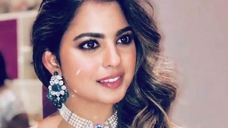 తాను ఆఫీసులో ఉన్నప్పుడు ఎక్కడా ఒంటరిగా నిర్ణయాలు తీసుకోలేదని అన్నారు ఈశా అంబానీ. డేటా ఆధారంగా మేనేజ్మెంట్ బోర్డుకు జవాబుదారీగా ఉండాలని పేర్కొన్నారు. నైపుణ్య పరంగా సాగుతున్న జీవితంలో వ్యక్తిగత అసంత్రుప్తులకు చోటు లేదన్నారు