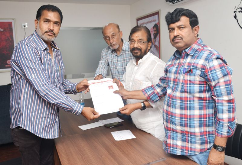 జనసేన అభ్యర్థిత్వం కోరుతూ ఆశావహుల నుంచి వస్తున్న బయో డేటాల స్వీకరణకు తుది గడువుగా ఈ నెల 25వ తేదీని నిర్ణయించినట్లు స్క్రీనింగ్ కమిటీ ప్రకటించింది. రాబోయే సార్వత్రిక ఎన్నికల్లో పార్లమెంట్, అసెంబ్లీ స్థానాలకు జనసేన తరఫున బరిలో నిలవాలనుకొనే ఆశావహుల నుంచి గత వారం రోజుల నుంచి బయో డేటాలు తీసుకుంటున్నారు.