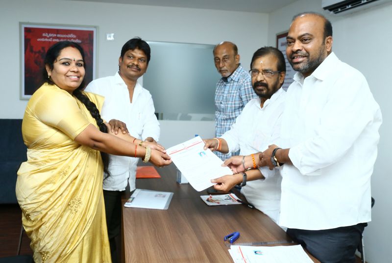ఉత్తరాంధ్రలోని కురుపాం, పాడేరు, పాలకొండ, అరకు, సాలూరు రిజర్వ్డ్ స్థానాల నుంచి పోటీ చేసేందుకు అవకాశం కోరుతూ విద్యావంతులు వచ్చారు. ఇందులో వైద్య వృత్తిలో ఉన్న యువకులు కూడా ఉన్నారు. అలాగే రాయలసీమలోని నాలుగు జిల్లాల నుంచి పోటీకి ఆసక్తి కనబరుస్తూ పలువురు విద్యావంతులు వచ్చారు.