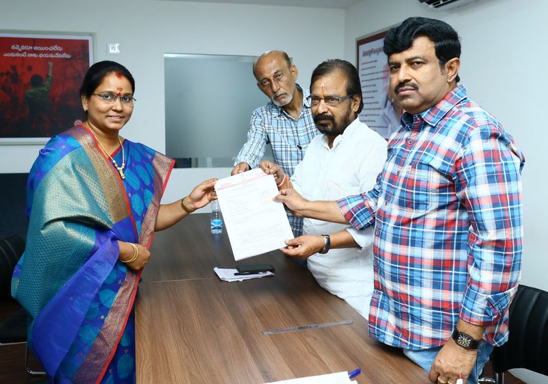 స్థానికంగా రాజకీయ, సామాజిక రంగాల కుటుంబ నేపథ్యం ఉన్న గృహిణులు జనసేన తరఫున బరిలో నిలవాలని ఉత్సాహం చూపిస్తూ బయో డేటాలు ఇచ్చారు. నవతరం ఆకాంక్షలు జనసేన ద్వారానే కార్యరూపం దాల్చుతాయనే విశ్వాసం బయో డేటాలు ఇచ్చేందుకు వచ్చిన ఆశావహులు వ్యక్తం చేస్తున్నారు.