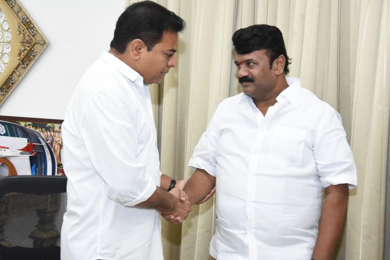 కవిత, కేటీఆర్లను కలిసిన మంత్రి తలసాని (ఫోటోలు)