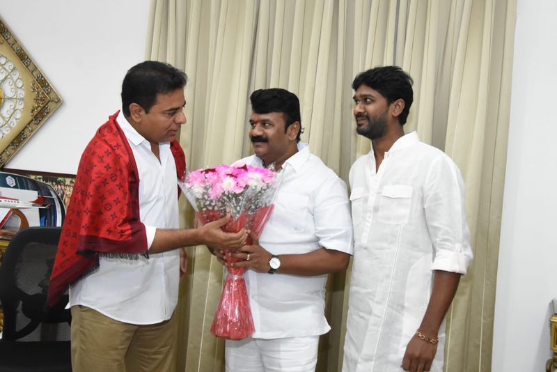 కవిత, కేటీఆర్లను కలిసిన మంత్రి తలసాని (ఫోటోలు)