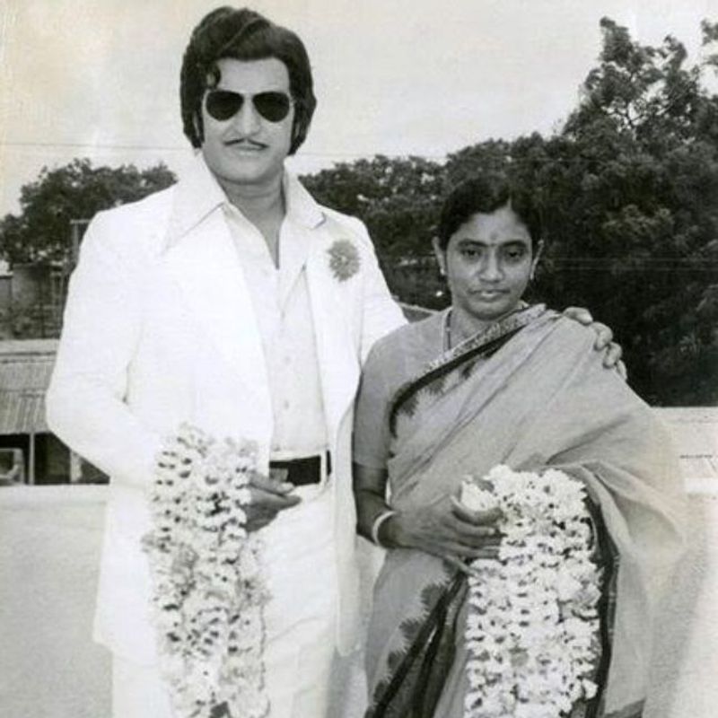 తన భార్య బసవతారకం క్యాన్సర్ ట్రీట్మెంట్, తన గుండె ఆపరేషన్ కోసం ఎన్టీఆర్ అమెరికాకు వెళ్తారు.ఎన్టీఆర్ అమెరికాకు వెళ్లే సమయంలో విమానాశ్రయంలో ఎన్టీఆర్ను నాదెండ్ల భాస్కర్ రావు వీడ్కోలు పలికినట్టుగా సినిమాలో సన్నివేశాలు ఉన్నాయి. ఎన్టీఆర్ అమెరికాలో ఉన్న సమయంలోనే నాదెండ్ల భాస్కర్ రావు ముఖ్యమంత్రి పీఠం ఎక్కేందుకు సన్నాహలు చేసుకొన్నట్టుగా చూపించారు. ఎన్టీఆర్ అమెరికాకు వెళ్లగానే నాదెండ్ల భాస్కర్ రావు ఢిల్లీ వెళ్లి అప్పటి ప్రధానమంత్రి ఇందిరాగాంధీని కలిసినట్టుగా చూపించారు. ఆ తర్వాత తనకు అవసరమైన సహాయాన్ని చేయాలని ఆయన ఆమెను కోరినట్టుగా సినిమాలో ఉంది.