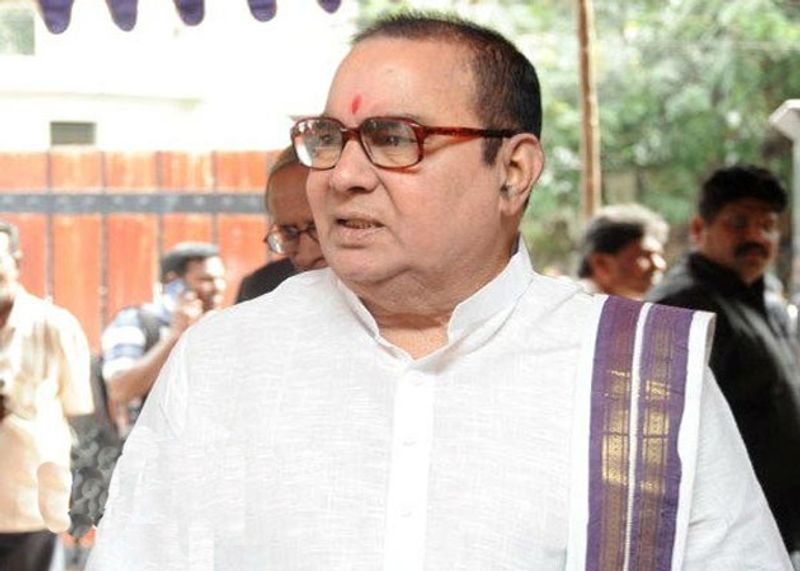 ఇదిలా ఉంటే ఏపీలో జరుగుతున్న పరిణామాలను ఎప్పటికప్పుడు ఎన్టీఆర్ వద్దే ఉన్న దగ్గుబాటి వెంకటేశ్వరరావుకు చంద్రబాబునాయుడు ఫోన్లో చేరవేసినట్టుగా సినిమాలో దృశ్యాలు ఉన్నాయి. వీలైనంత త్వరగా అమెరికా నుండి రావాలని చంద్రబాబునాయుడు దగ్గుబాటికి సూచిస్తారు. అయితే ఎన్టీఆర్ అమెరికా నుండి రాగానే విమానాశ్రయానికి వచ్చిన నాదెండ్ల భాస్కర్ రావు తనతో పాటు పార్టీకి చెందిన కొందరు ఎమ్మెల్యేల డిమాండ్లు ఇవే అంటూ వినతిపత్రం సమర్పిస్తారు. అయితే ఈసందర్భంగా రాసిన లేఖ ఎన్టీఆర్కు ఆగ్రహాన్ని తెప్పించినట్టుగా సినిమాలో సన్నివేశాల్లో ఉంది. దీంతో ఎన్టీఆర్ తన మంత్రివర్గం నుండి నాదెండ్ల భాస్కర్ రావును తప్పిస్తారు.