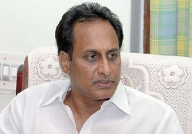 ఈ సమయంలో నాదెండ్ల భాస్కర్ రావు ఎన్టీఆర్ వద్దకు వచ్చి అభ్యర్థుల జాబితాను ఎన్టీఆర్ చూపిస్తారు. ఆ జాబితాను చూసిన దగ్గుబాటి ఆశ్చర్యపోతారు. ఆ జాబితాలో ఉన్నవారిపై ప్రజల్లో మంచి అభిప్రాయం లేదన్నట్టుగా చెప్పారని సినిమాలో చూపించారు. ఇదే రకమైన అభిప్రాయాన్ని ఎన్టీఆర్ కూడ వ్యక్తం చేస్తారు. ఆ తర్వాత ఎన్టీఆర్ వెంటే దగ్గుబాటి ఉన్నట్టుగా చూపించారు. ఓ ఎన్నికల ప్రచార సభలో ఎన్టీఆర్ గొంతుకు గాయమైనట్టుగా సినిమాలో సన్నివేశాలు ఉన్నాయి. ఈ విషయాన్ని దగ్గుబాటి వెంకటేశ్వరరావు బసవతారకానికి ఫోన్లో చెబుతారు. అయితే ఎన్టీఆర్కు గాయమైన విషయాన్ని తెలుసుకొన్న బసవతారకం ఎన్టీఆర్ను చూసేందుకు వెళ్లినట్టుగా సినిమాలో చూపించారు.