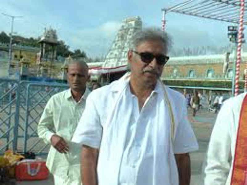 ఆ సమయంలో బసవతారకంతో పాటు పురంధేశ్వరీ కూడ ఎన్టీఆర్ ఎన్నికల ప్రచారసభ జరిగే జిల్లాకు వెళ్తారు. ఆ ఎన్నికల్లో ఎన్టీఆర్ ఘన విజయం సాధించి ముఖ్యమంత్రి పీఠాన్ని ఎక్కుతారు.గుండె ఆపరేషన్ కోసం ఎన్టీఆర్ అమెరికాకు వెళ్తారు. ఆ సమయంలో కూడ ఎన్టీఆర్ వెంటే దగ్గుబాటి వెంకటేశ్వరరావు ఉన్నట్టుగా చూపించారు.