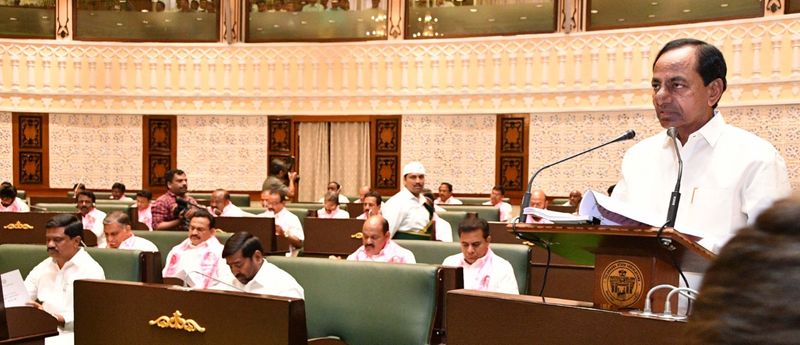తొలిసారిగా బడ్జెట్ను ప్రవేశపెట్టిన కేసీఆర్(ఫోటోలు)
