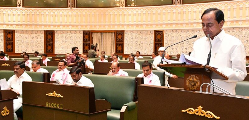 తొలిసారిగా బడ్జెట్ను ప్రవేశపెట్టిన కేసీఆర్(ఫోటోలు)