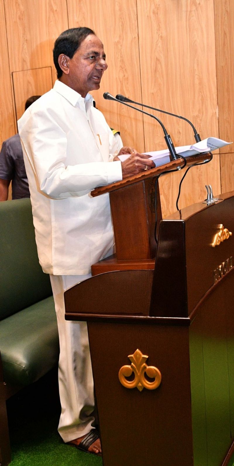 తొలిసారిగా బడ్జెట్ను ప్రవేశపెట్టిన కేసీఆర్(ఫోటోలు)
