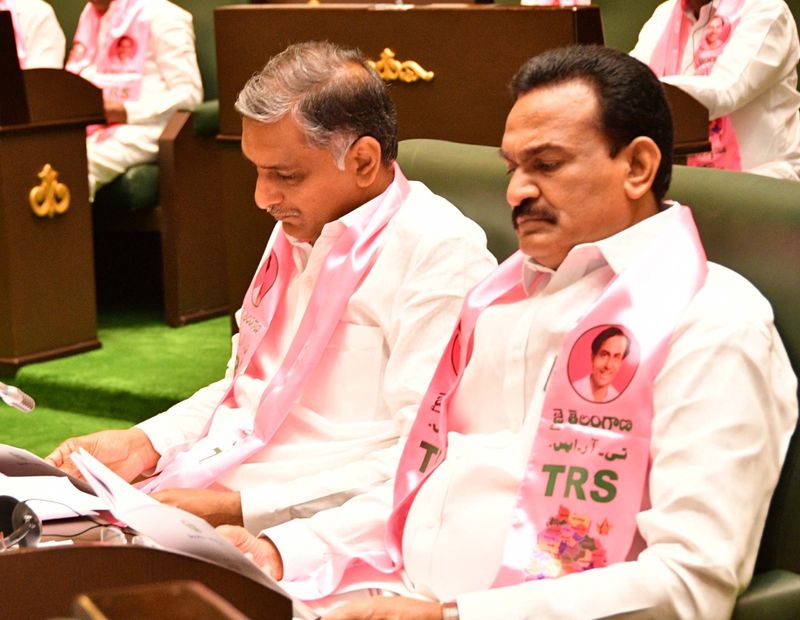 తొలిసారిగా బడ్జెట్ను ప్రవేశపెట్టిన కేసీఆర్(ఫోటోలు)