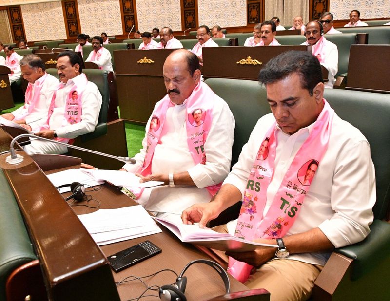 తొలిసారిగా బడ్జెట్ను ప్రవేశపెట్టిన కేసీఆర్(ఫోటోలు)