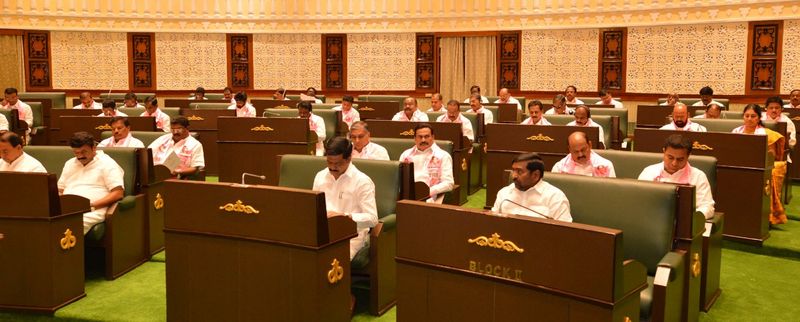 తొలిసారిగా బడ్జెట్ను ప్రవేశపెట్టిన కేసీఆర్(ఫోటోలు)