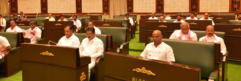 తొలిసారిగా బడ్జెట్ను ప్రవేశపెట్టిన కేసీఆర్(ఫోటోలు)