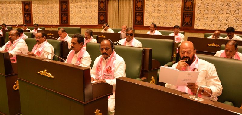 తొలిసారిగా బడ్జెట్ను ప్రవేశపెట్టిన కేసీఆర్(ఫోటోలు)