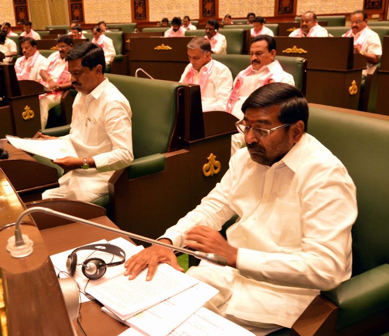 తొలిసారిగా బడ్జెట్ను ప్రవేశపెట్టిన కేసీఆర్(ఫోటోలు)