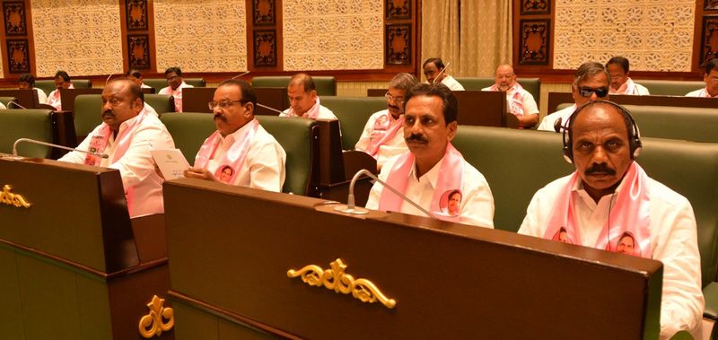 తొలిసారిగా బడ్జెట్ను ప్రవేశపెట్టిన కేసీఆర్(ఫోటోలు)