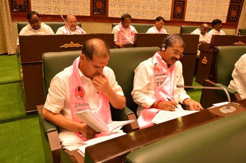తొలిసారిగా బడ్జెట్ను ప్రవేశపెట్టిన కేసీఆర్(ఫోటోలు)