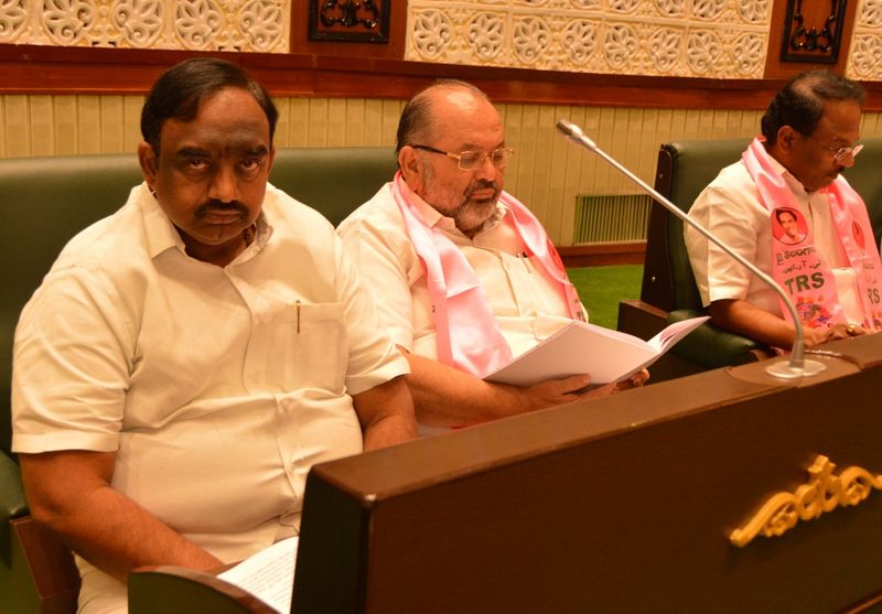 తొలిసారిగా బడ్జెట్ను ప్రవేశపెట్టిన కేసీఆర్(ఫోటోలు)