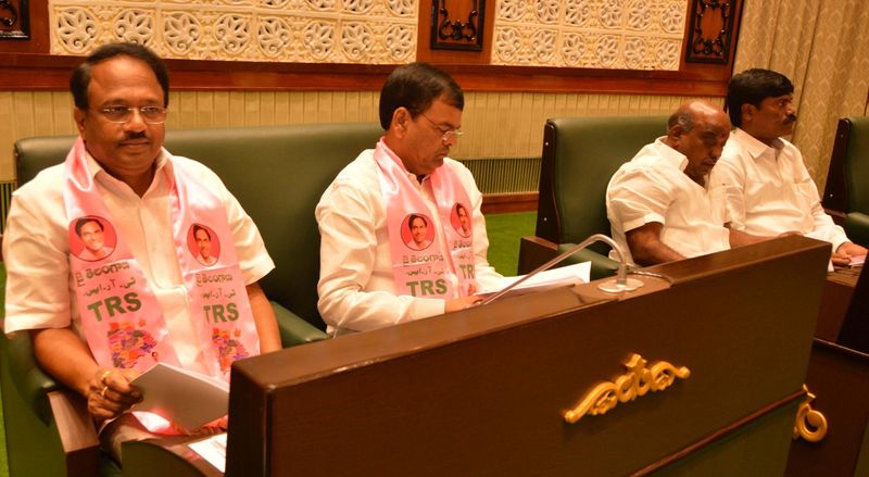 తొలిసారిగా బడ్జెట్ను ప్రవేశపెట్టిన కేసీఆర్(ఫోటోలు)