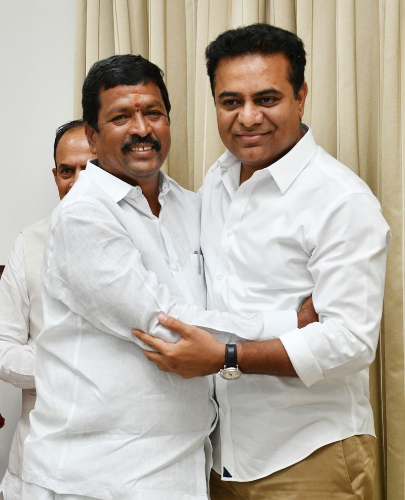 ఎమ్మెల్సీ ఎన్నికలు: కేటీఆర్తో టీఆర్ఎస్ అభ్యర్థులు