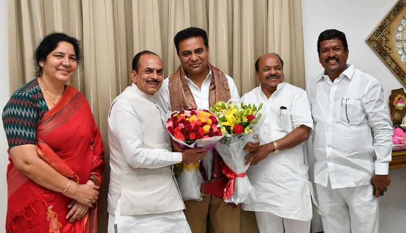 ఎమ్మెల్సీ ఎన్నికలు: కేటీఆర్తో టీఆర్ఎస్ అభ్యర్థులు