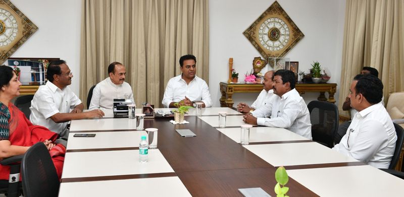 ఎమ్మెల్సీ ఎన్నికలు: కేటీఆర్తో టీఆర్ఎస్ అభ్యర్థులు