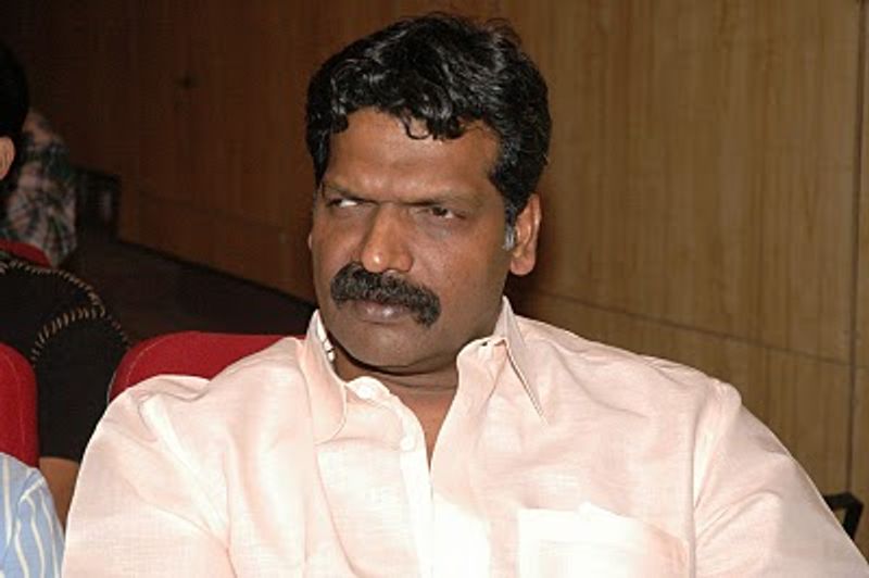 వెంటనే కోడిరామకృష్ణతో డిస్కర్స్ చేసి సినిమాను మళ్ళీ రీషూట్ కి శ్రీకారం చుట్టారు. అయితే అంతకుముందు వీరి కాంబోలో వచ్చిన ఆగ్రహం సినిమా డిజాస్టర్ గా నిలిచింది. అయినప్పటికీ అంకుశం వంటి సినిమా హిట్టిచ్చినా తరువాత దిగ్గజ దర్శకుడిని నిర్మాత మరోసారి నమ్మారు.