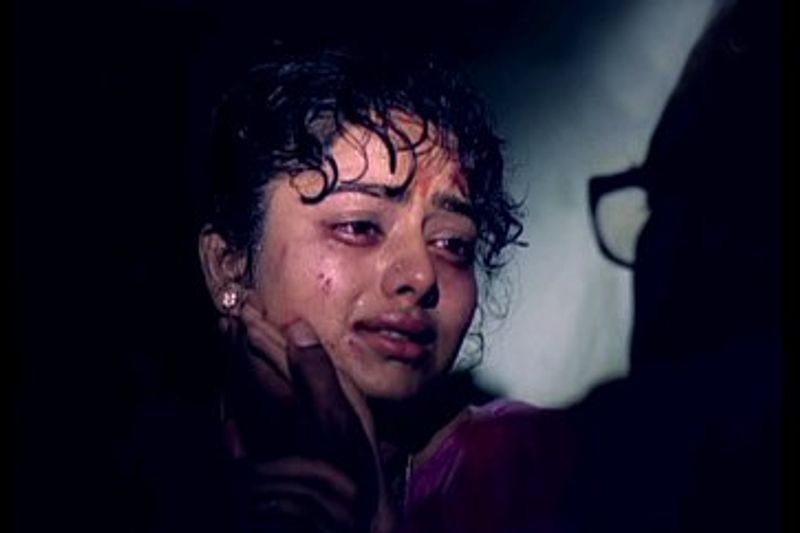 ఇక సినిమాలో అప్పటికి పెద్దగా పాపులర్ కానీ సౌందర్య - సురేష్ లను ప్రధాన పాత్రల్లో తీసుకొని రమ్యకృష్ణ ను అమ్మోరు పాత్రకు ఎంచుకున్నారు.