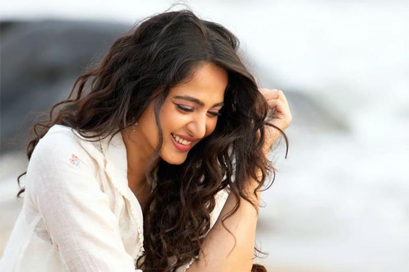 గ్లామర్ హీరోయిన్ గా ఎంట్రీ ఇచ్చిన అనుష్క.. ఆ తరువాత నటిగా మంచి గుర్తింపు తెచ్చుకుంది. 'అరుంధతి' సినిమా ముందు వరకు గ్లామర్ షోకి పరిమితమైన అనుష్క ఆ తరువాత లేడీ ఓరియెంటెడ్ సినిమాలు చేయడం మొదలుపెట్టింది. తన నటనతో ఆడియన్స్ పై గట్టి ముద్ర వేసింది. హీరోల పక్కన నటిస్తూనే హీరోయిన్ సెంట్రిక్ సినిమాలు చేస్తోంది.