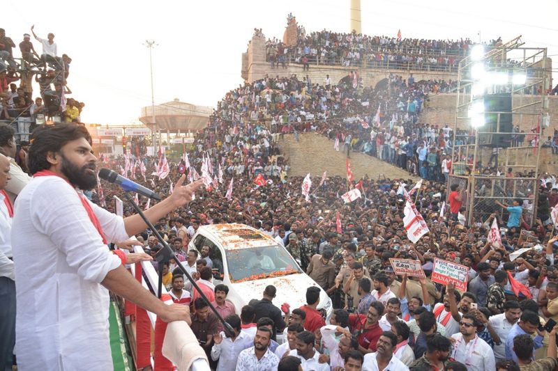 జనసేన అధినేత పవన్ కల్యాణ్ అభిమానులు అత్యుత్సాహం ప్రదర్శించారు. జాతీయ స్మారకంగా గుర్తింపు పొందిన కర్నూలులోని కొండారెడ్డి ఖిల్లాను వారు విధ్వంసం చేశారు. ఆదివారం సాయంత్రం జరిగిన పవన్ కల్యాణ్ బహిరంగ సభ సందర్భంగా ఈ సంఘటన జరిగింది.