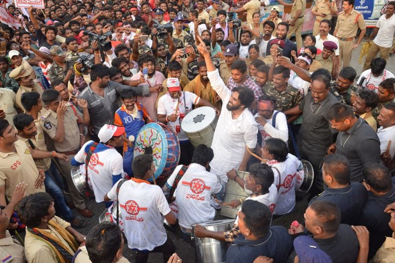 దాదాపు వేయి మంది కొండా రెడ్డి ఖిల్లాలోకి చొరబడ్డారు. జనసేన జెండాలను ప్రదర్శిస్తూ గోడల మీదికి ఎక్కారు. బారికేడ్లను తన్నేశారు.