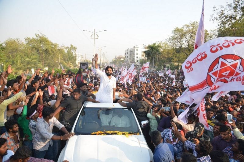 పవన్ కల్యాణ్ బహిరంగ సభ కోసం కొండారెడ్డి ఖిల్లాను (ఎఎస్ఐ) అధికారులు ఆశ్చర్యం వ్యక్తం చేస్తున్నారు. ఖిల్లా సమీపంలో పవన్ కల్యాణ్ సభకు ఎందుకు అనుమతి ఇచ్చారో చెప్పాలని డిమాండ్ చేస్తున్నారు.