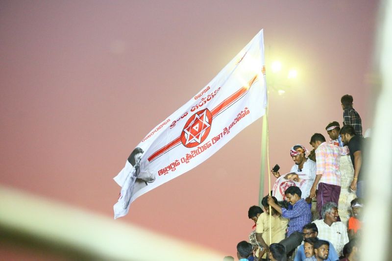 ఆశ్చర్యకరంగా పవన్ కల్యాణ్ కొండారెడ్డి ఖిల్లా విశిష్టతను ప్రశంసించారు. ఇటువంటి ఖిల్లా గ్రీసులోనో ఫ్రాన్స్ లోనో ఉంటే ప్రపంచ ప్రసిద్ధి పొందిన వారసత్వ కట్టడంగా విలసిల్లి ఉండేదని అన్నారు.