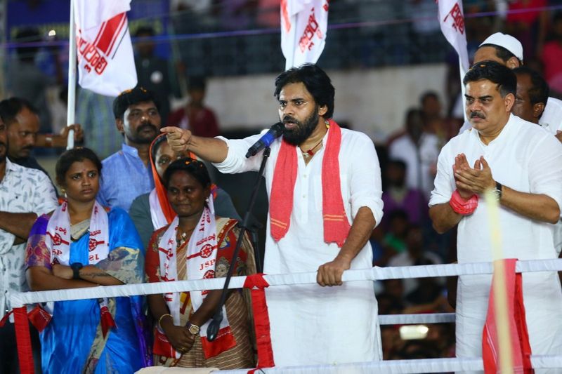 జనసేన అధినేత పవన్ కల్యాణ్ కు తనంత తానుగా ఆంధ్రప్రదేశ్ ముఖ్యమంత్రిని అవుతాననే నమ్మకం లేనట్లు కనిపిస్తోంది. వచ్చే శాసనసభ ఎన్నికల్లో తన పార్టీ మెజారిటీ సాధిస్తుందనే విశ్వాసం ఆయనకు లేనట్లు కనిపిస్తోంది. కర్నూలులో మాట్లాడిన మాటలను బట్టి ఆ విషయం అర్థమవుతోంది.