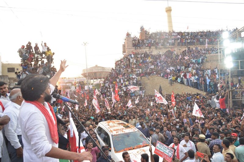 విఫలమవుతాననే భయం తనకు లేదని, సుదీర్ఘ కాలం పోరాటం చేయడానికి తాను సిద్ధపడ్డానని పవన్ కల్యాణ్ చెప్పారు. శతాబ్దాల పాటు అధికారానికి అంటిపెట్టుకోవాలని జగన్ కు ఉన్నటువంటి కోరిక తనకు లేదని అన్నారు.